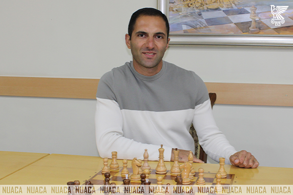 Rafael Vahanyan plays chess with children