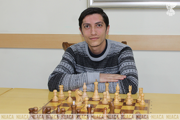 Rafael Vahanyan plays chess with children